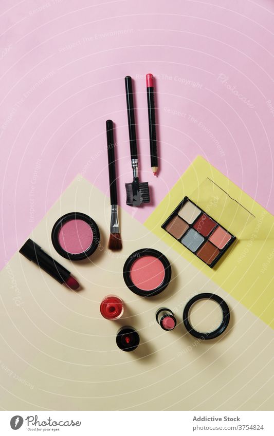 Set mit verschiedenen Make-up-Produkten auf dem Tisch Kosmetik Ordnung Sammlung Kulisse dekorativ Applikator Schönheit Atelier sortiert Zusammensetzung Mode