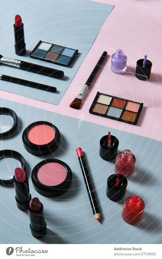 Set mit verschiedenen Make-up-Produkten auf dem Tisch Kosmetik Ordnung Sammlung Kulisse dekorativ Applikator Schönheit Atelier sortiert Zusammensetzung Mode