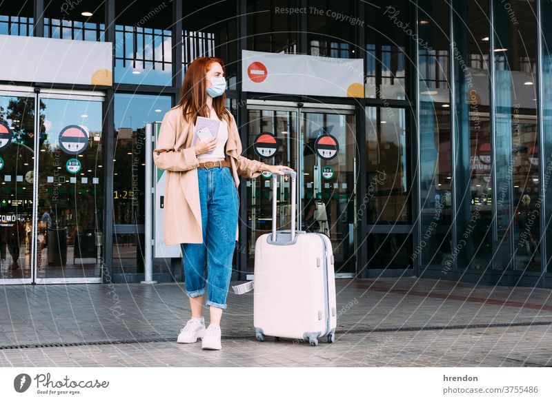 Tourist mit Gesichtsmaske verlässt den Bahnhof mit seinem Gepäck Transport Verkehr Öffentlich Reise Ausflug Pendler Arbeitsweg Zug reisend Wirtschaft Virus