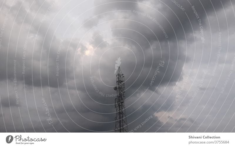 Fernmeldeturm mit bedrohlichen Gewitterwolken abstrakter Hintergrund. Kopieren Sie Raum Natur und Umwelt und Technologiekonzepte. Klima Wolken Wolkenlandschaft