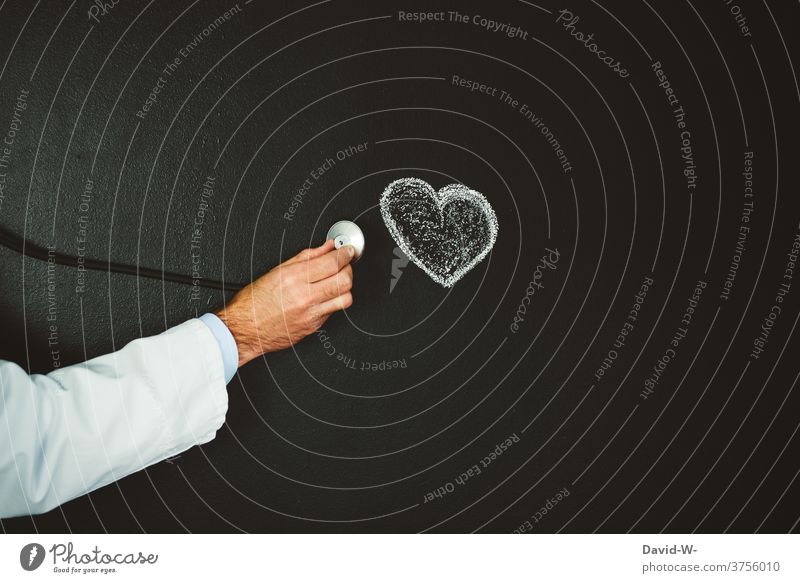 Arzt untersucht das Herz Gesundheit Untersuchung Kardiologie Krankheit Medizin Stethoskop Behandlung Pflege