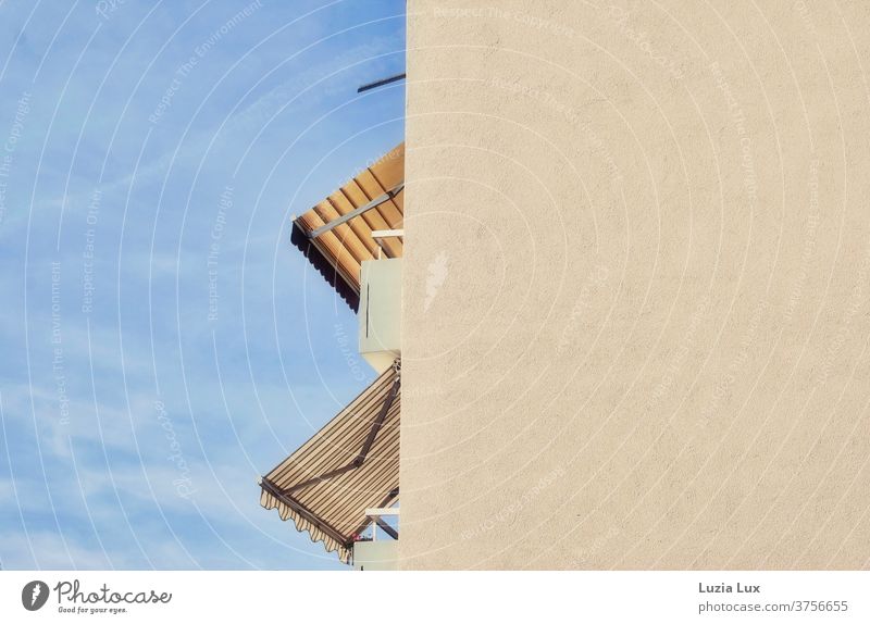 Hochhaus, Markisen, quer- und längsgestreift, Sonnenschein und Wölkchen Platte quergestreift Balkone Wolken blau blauer Himmel Sommer Spätsommer Licht