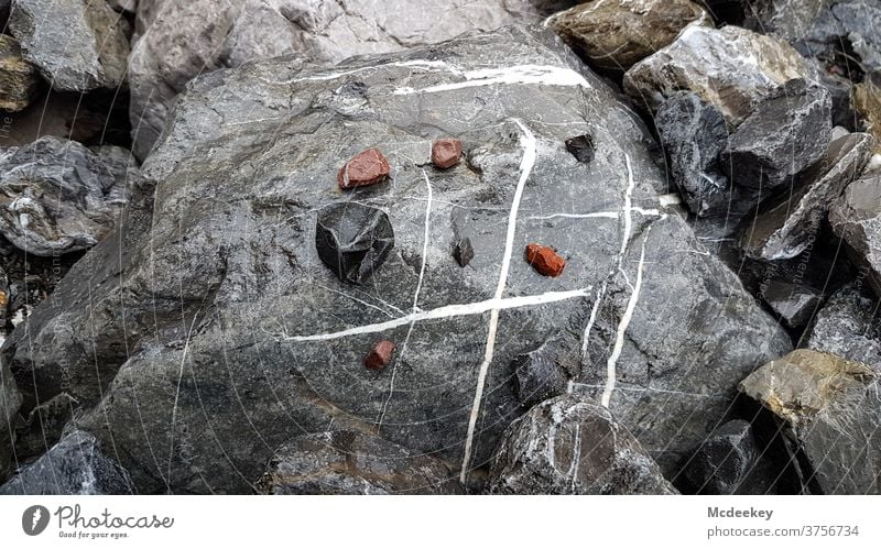 3 Gewinnt Stein Spielzeug Naturspielplatz Naturschauspiel Kreativität kreativ nass Flußbett Gletscherbach gletscherwasser Geröll Fluss feucht Mineralien Zufall