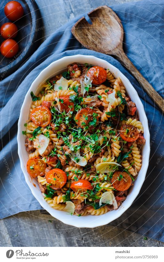 schmackhaftes Komfortessen kochen - italienische Fusilli-Nudeln mit Fleischsoße, Kirschtomaten und Käse überbacken Tomate Spätzle Lebensmittel Spiralnudel