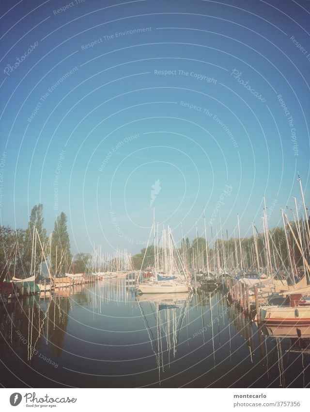 Segel und Motorboot Yachthafen Osthafen in Überlingen am Bodensee Seglerhafen windstill blau Hafen Farbfoto marina Menschenleer Wasser Reflexion & Spiegelung