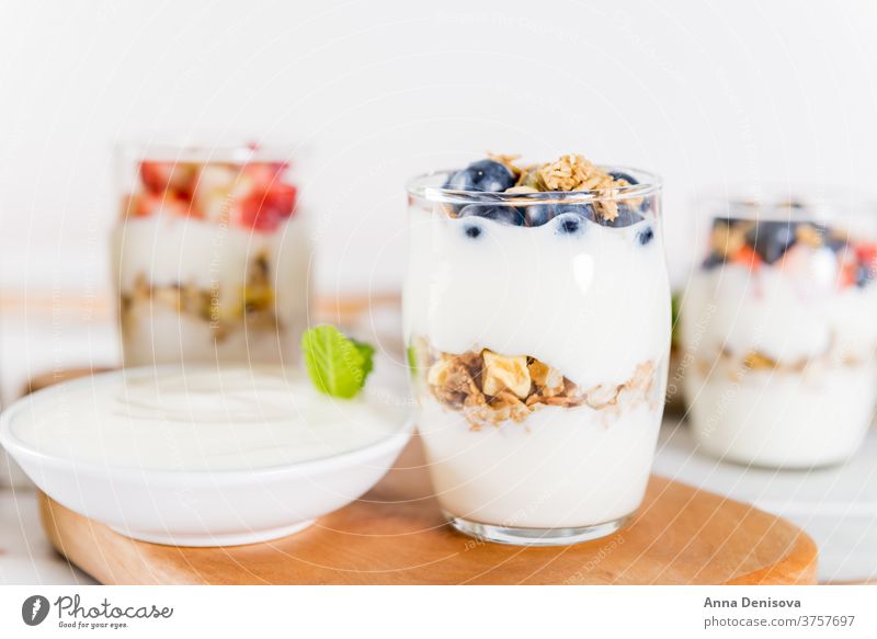 Gläschen mit Schichtdessert aus Naturjoghurt, Granola und Joghurt Müsli Frühstück Gesundheit Lebensmittel Frucht Mahlzeit weiß Dessert süß frisch