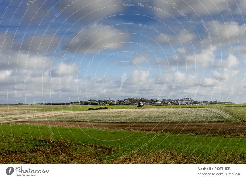 Dorf auf dem Land. Felder und Himmel mit Wolken Landschaft Tourismus Europa ländlich Natur Europäer Ansicht Sommerzeit Weide Wiese Frankreich im Freien grün