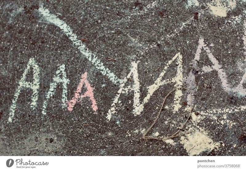 Der Buchstabe A steht mit Kreide geschrieben auf Asphalt. Schulanfang, A-machen beim Arzt buchstabe schreiben lernen straßenkreide Kind Schriftzeichen