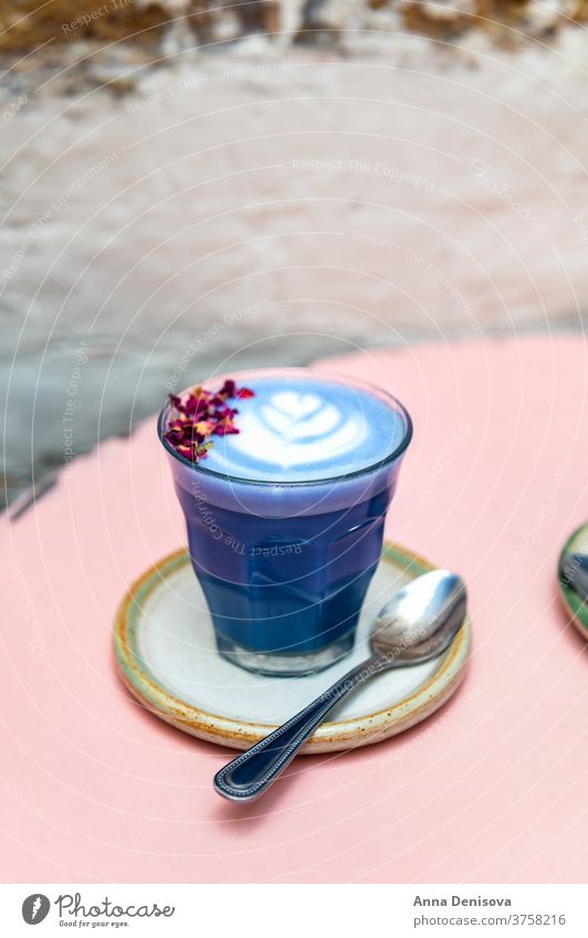 Schmetterling Matcha aus organischem blauen Matcha Latte Kunst schwarz grün trinken Gesundheit Getränk Kaffee süß Erfrischung Tisch heiß Café Ernährung