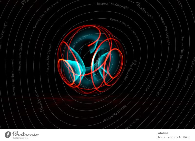 Orb - so nennt man diese wundervollen Objekte die kunstvoll beim Lightpainting entstehen. Licht Lichtspuren Lichteffekt Linien Kreise Spuren schwarz blau rot