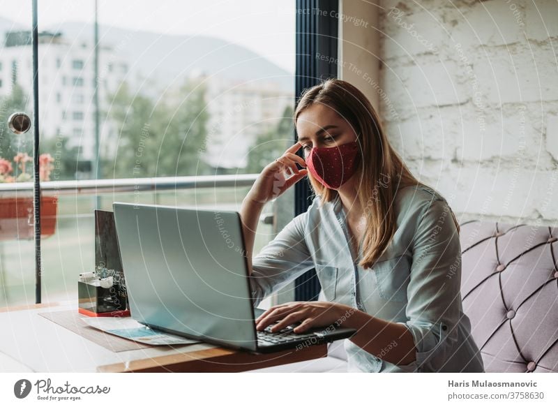 Frau mit Maske Freiberuflerin, die im Restaurant aus der Ferne am Laptop arbeitet Erwachsener attraktiv schön Business Geschäftsfrau Café Kaffee Mitteilung