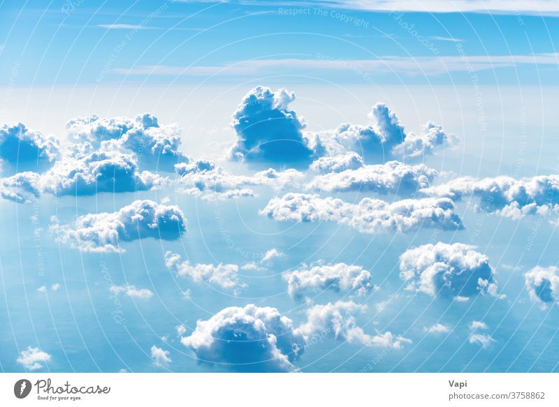 blauer Himmel mit weißen Wolken Cloud Natur Hintergrund Wolkenlandschaft Antenne Licht Farbe schön Tag hoch Kumulus Wetter Sonnenlicht Sommer Schönheit Air