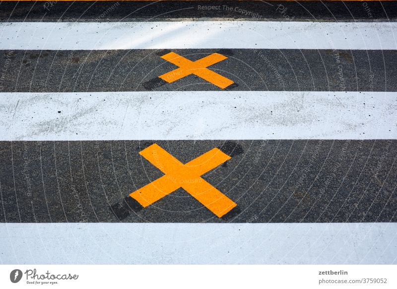 Zebrastreifen mit Kreuzen abbiegen asphalt autobahn ecke fahrbahnmarkierung fahrrad fahrradweg hinweis kante kurve linie links navi navigation orientierung