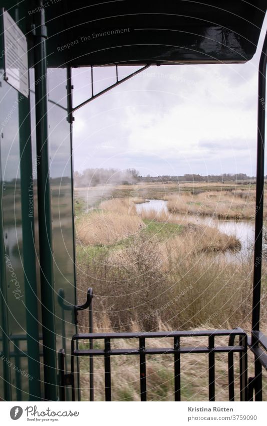 ausblick auf die salzwiesen von der somme-bucht-eisenbahn chemin de fer de la baie de somme museumseisenbahn zug dampfbahn historisch aussicht landschaft