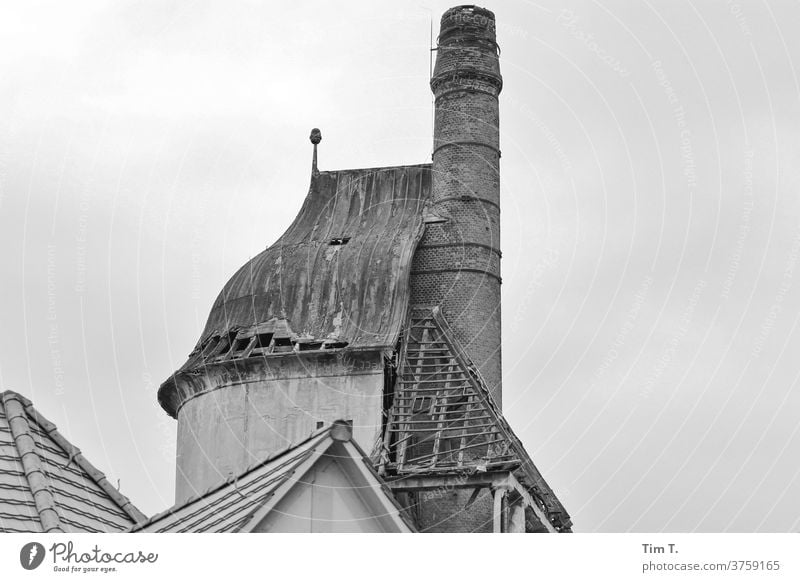 der Selbstmordturm in Schwarz Weiß Brandenburg Schwarzweißfoto Menschenleer Außenaufnahme Tag Turm smokestack Schornstein Teupitz Architektur Fassade