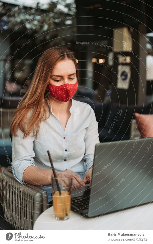 Blonde Frau mit Maske arbeitet am Laptop im Café Erwachsener attraktiv schön Schönheit Business Geschäftsfrau Kaukasier Kaffee Kaffeehaus Mitteilung Coronavirus