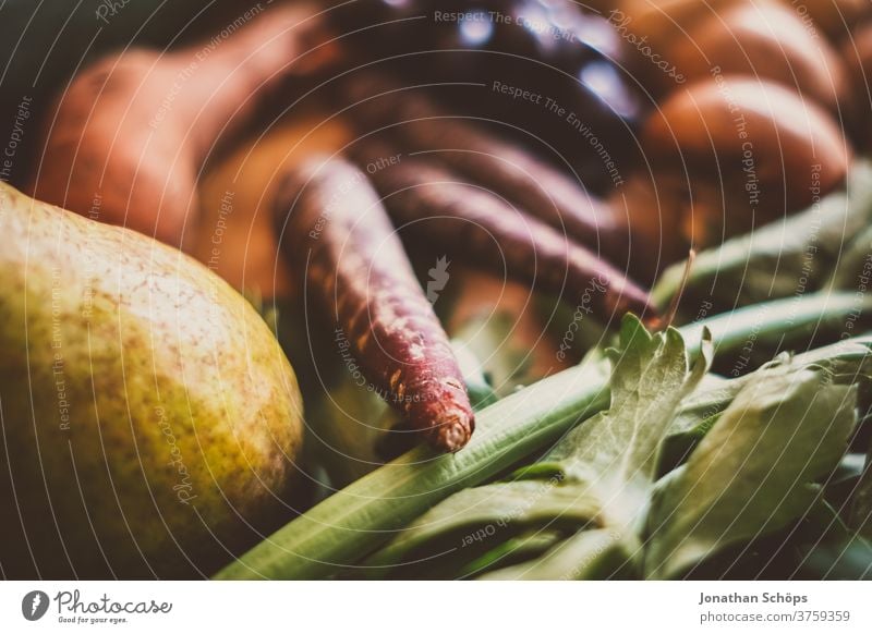 Erntedank Stillleben Gemüse saisonal im Herbst zum Erntedankfest Birne Holzhintergrund Holztisch Karotten Möhren Nahaufnahme Nahrung Obst Saison Selbstversorger