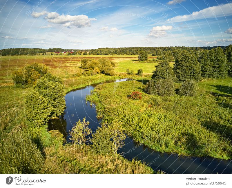 Sonniger Septembertag. Herbstlandschaft im abendlichen Sonnenlicht von oben. Baum fallen Fluss sonnig Wasser Natur Reflexion & Spiegelung blau Antenne