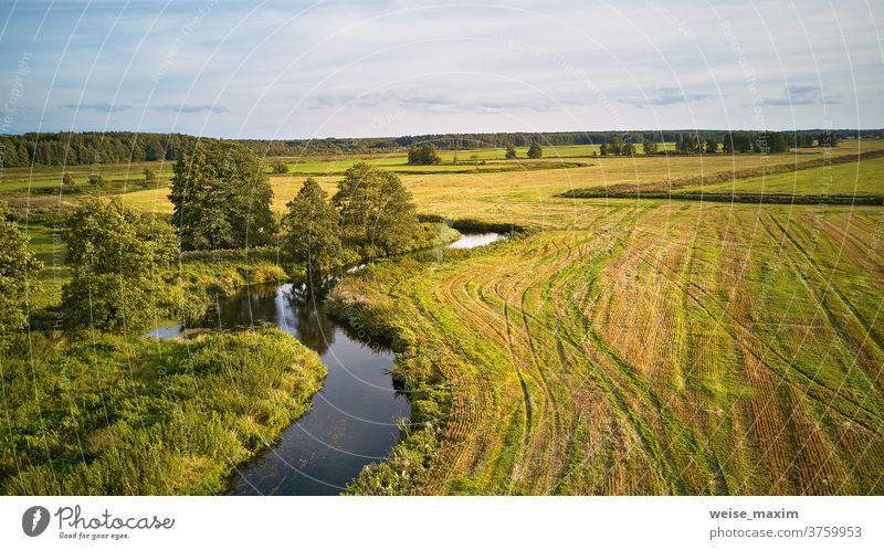 Herbstlandschaft im abendlichen Sonnenlicht von oben. Landwirtschaftliche Felder nach der Ernte Baum fallen Fluss sonnig Wasser September Natur