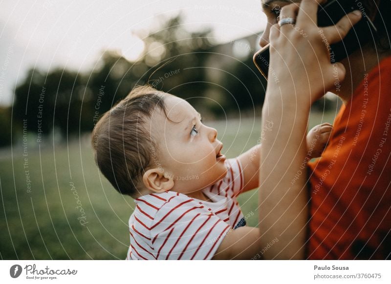 Kleiner Junge beobachtet Mutter am Telefon Kommunizieren Mitteilung Drahtlos Smartphone Mutterschaft Mutter mit Kind Kleinkind Baby 0-12 Monate