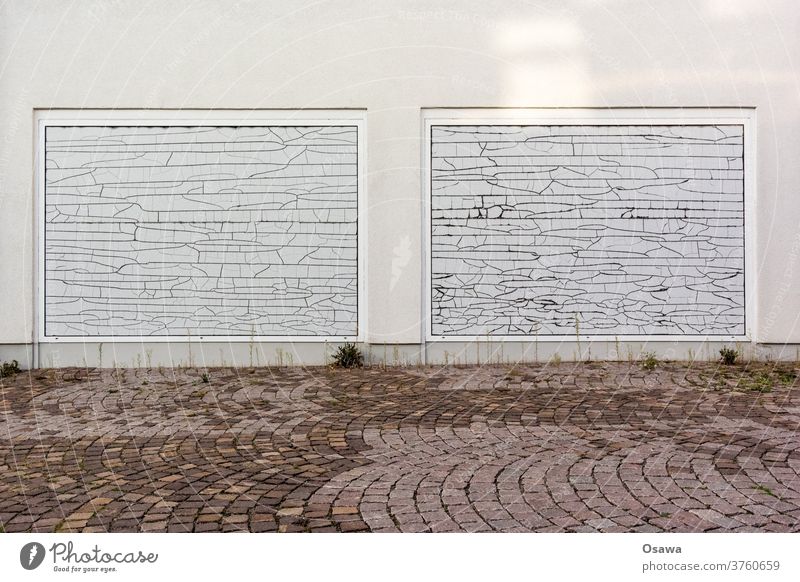 Leerstand Schaufenster Fenster Ladengeschäft Fassade Gebäudeaußenseite Pflastersteine Sichtschutz Innenstadt rissig alt Querformat öde trist Eintönig Folie