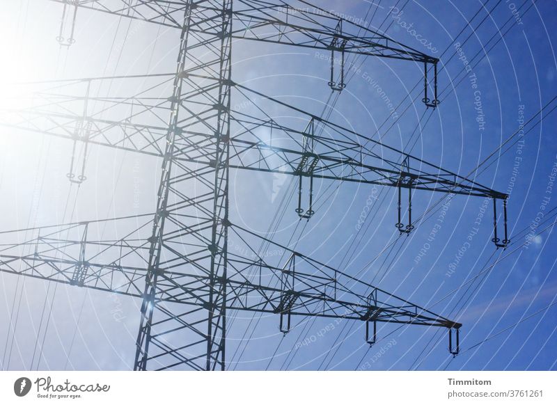 Sonnenenergie und Hochspannungsmast Sonnenlicht Strommast Elektrizität Himmel Hochspannungsleitung Energiewende Menschenleer Technik & Technologie