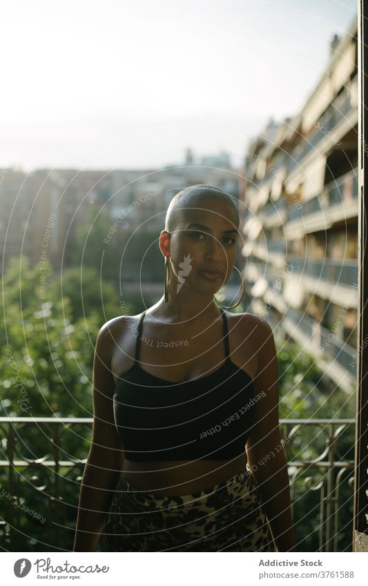 Selbstbewusste stilvolle ethnische Frau in der Stadt kahl Vorschein Stil trendy Café Sommer Terrasse selbstbewusst außergewöhnlich schwarz Afroamerikaner Frisur