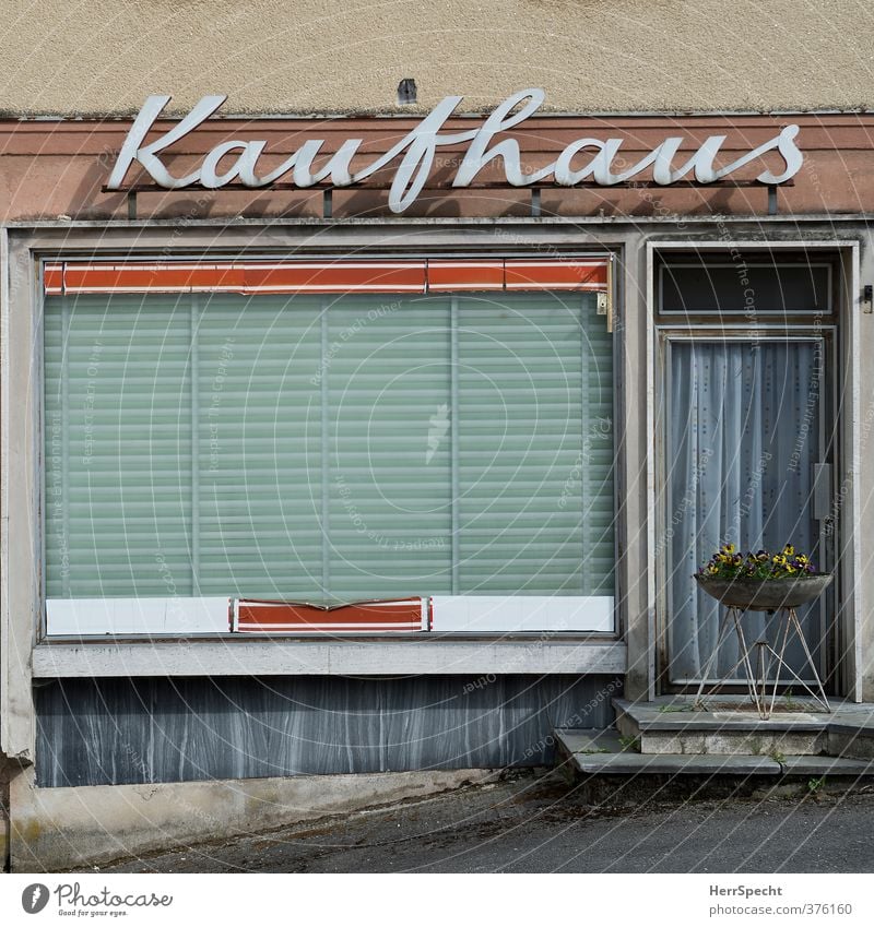 Einkaufsparadies kaufen Design Haus Gebäude Mauer Wand Fassade Fenster alt retro trashig trist Traurigkeit Ladengeschäft Kaufhaus Greisler Schaufenster