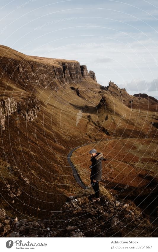 Männlicher Reisender beim Fotografieren im Hochland im Herbst reisen Berge u. Gebirge fotografieren Mann Landschaft Kamm Saison männlich Schottisches Hochland