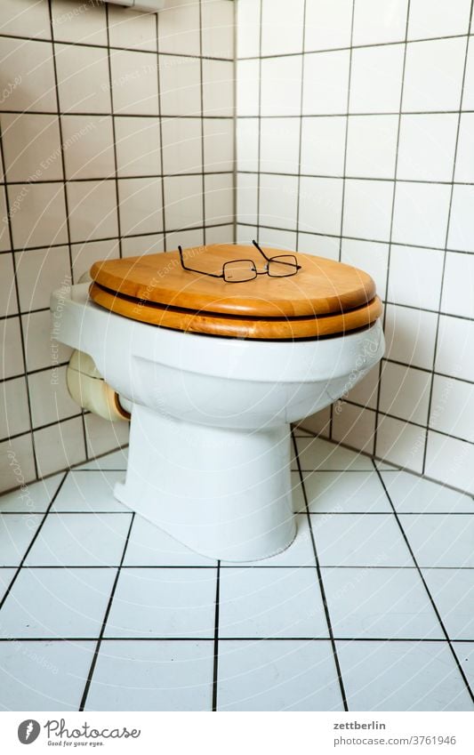 Brille auf der Klobrille schlecht Punktschrift dusche Hygiene klo klobecken klobrille optiker sanitär sehhilfe Toilette toilettenbecken wc zu zugeklappt Kacheln