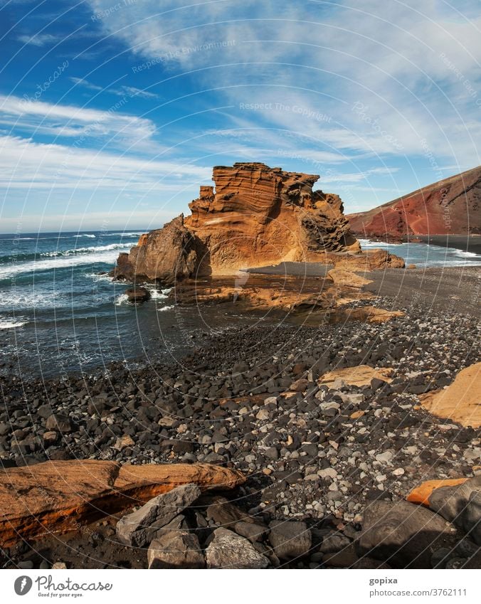 Felsenküste auf Lanzarote Außenaufnahme Ferien & Urlaub & Reisen Landschaft Menschenleer Himmel Kanaren Meer Spanien Wolken Wasser Insel Stein Tourismus Natur