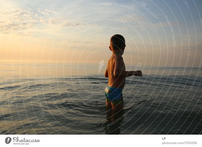 Kontrastieren der Silhouette eines Kindes mit Meer und Himmel Schwache Tiefenschärfe Schatten Licht Tag Außenaufnahme Aktion Körper Junge Mensch Versuch Mut