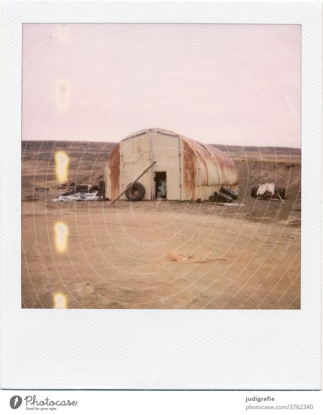 Isländische Scheune auf Polaroid Island Haus Landschaft Einsamkeit Gebäude Außenaufnahme Menschenleer Farbfoto Hütte Wiese Fenster Häusliches Leben Stimmung