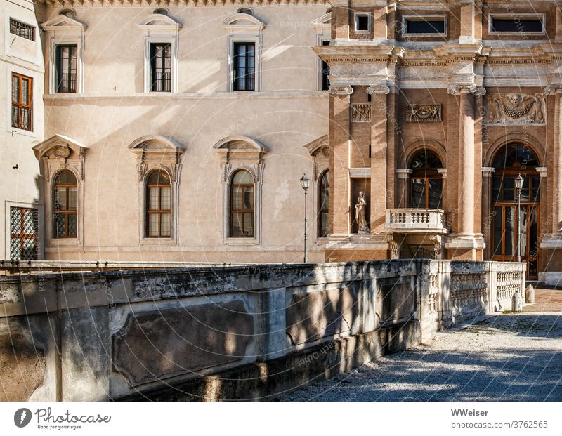 Sonnenlicht und Schattenspiel auf einem alten römischen Palazzo Villa Rom Italien Barberini Museum Kunst Barock Palast Kunstmuseum historisch Architektur Licht