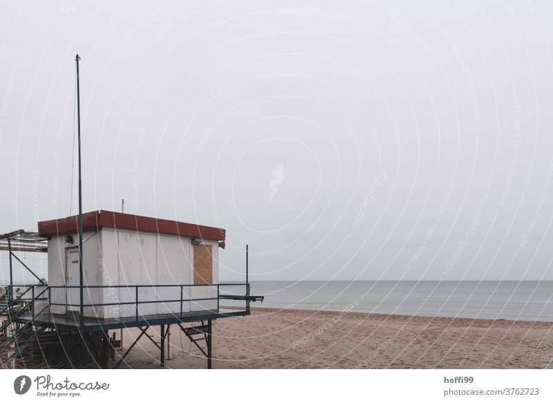 ein trüber Tag am Meer Rettungsturm Herbst Rettungsschwimmer Strandposten Sicherheit Turm Bademeister Sand Insel Küste Hochsitz Wasser Brandung Wellengang