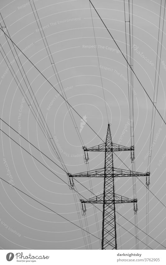 Kabel einer Hochspannung Freileitung mit Gittermast Leitung Technik & Technologie Hochspannungsleitung traglast tragen Kragarm Fachwerkträger Symmetrie