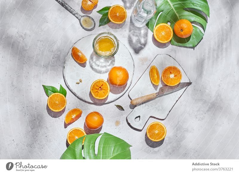 Leckere Orangen für Saft auf dem Tisch orange Zitrusfrüchte Ordnung vorbereiten reif Messer Glas Frucht organisch frisch Vitamin Bestandteil Ernährung hell