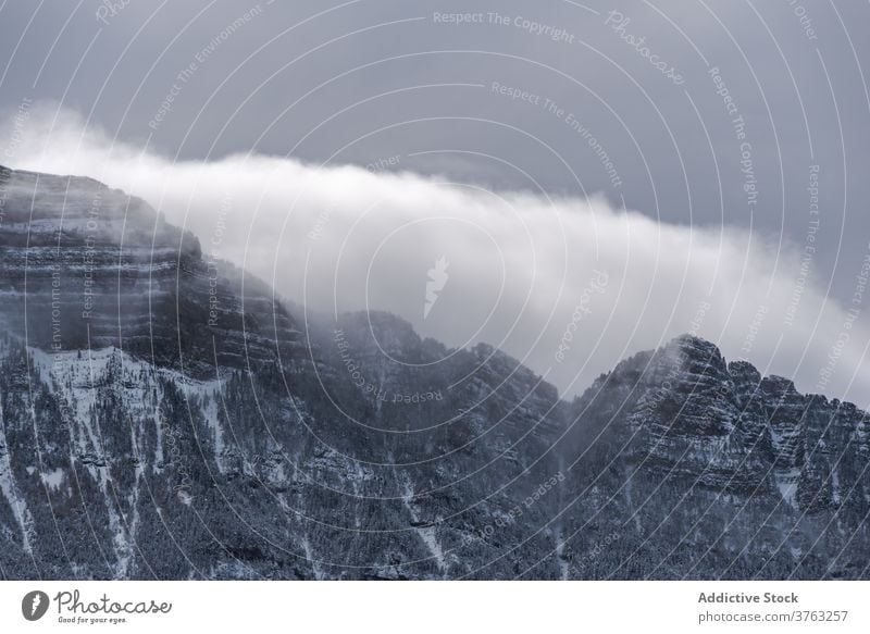 Verschneiter Bergkamm im Winter Berge u. Gebirge Ambitus Schnee wolkig Himmel Nebel dramatisch Hochland Landschaft erstaunlich Pyrenäen Huesca Spanien