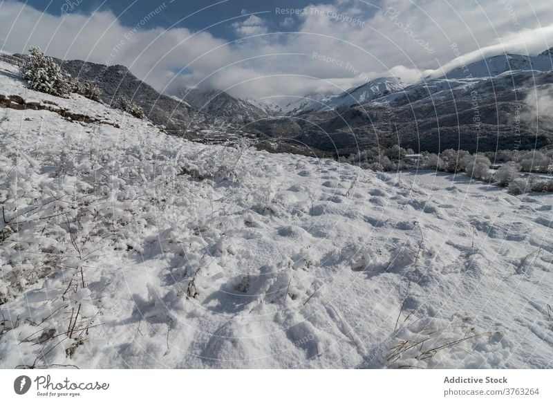 Verschneiter Bergkamm im Winter Berge u. Gebirge Ambitus Schnee wolkig Himmel Nebel dramatisch Hochland Landschaft erstaunlich Pyrenäen Huesca Spanien