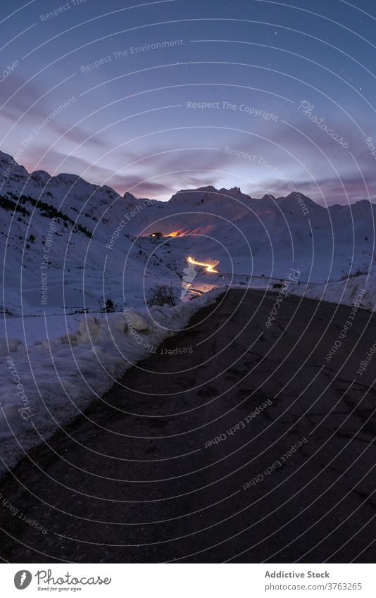 Erstaunliche Landschaft der Berge im Winter Schnee Berge u. Gebirge Ambitus Nacht Himmel sternenklar weiß Saison Pyrenäen Huesca Spanien malerisch kalt gefroren