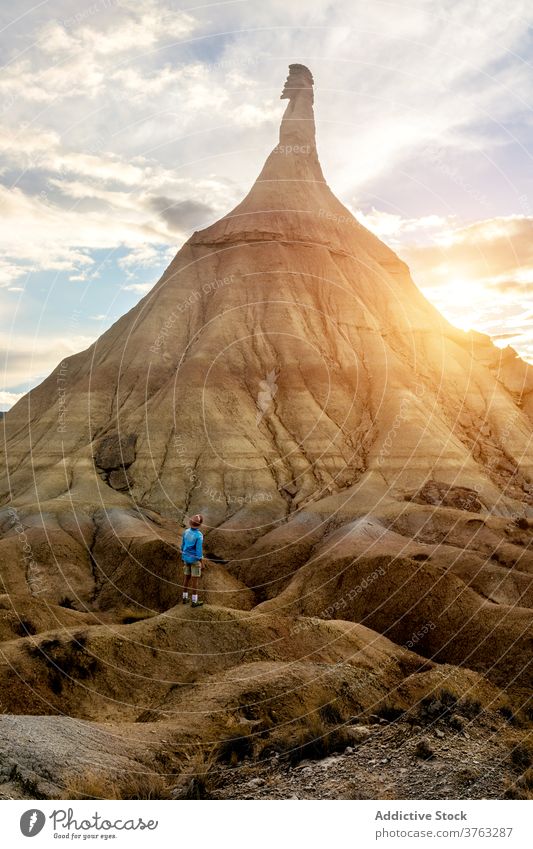 Männlicher Reisender in Bardenas Reales im Sommer bardenas reales Mann getrocknet Boden erstaunlich Landschaft Hügel Formation natürlich männlich Navarra