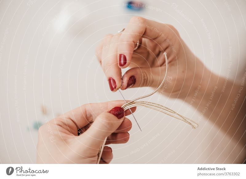 Kunsthandwerkerin erstellt Dekoration in der Werkstatt handgefertigt Handwerkerin Dekoration & Verzierung kreieren Soutache Technik Kunstgewerbler Faser Nadel