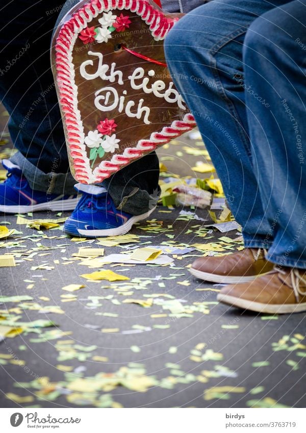 Lebkuchenherz mit Schrift , ich liebe dich. Sitzendes Paar auf einer Kirmes. Liebesbekundung, Partnerschaft Herz Jahrmarkt Kitsch Romantik Verliebtheit Gefühle