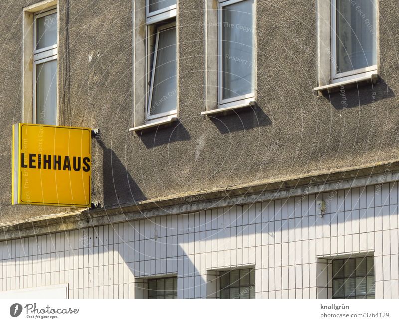 Leihhaus Haus Architektur Gebäude Fassade Außenaufnahme Fenster trist alt Menschenleer Bauwerk Stadt Mauer Tag Wand grau Vergänglichkeit Klinkerfassade