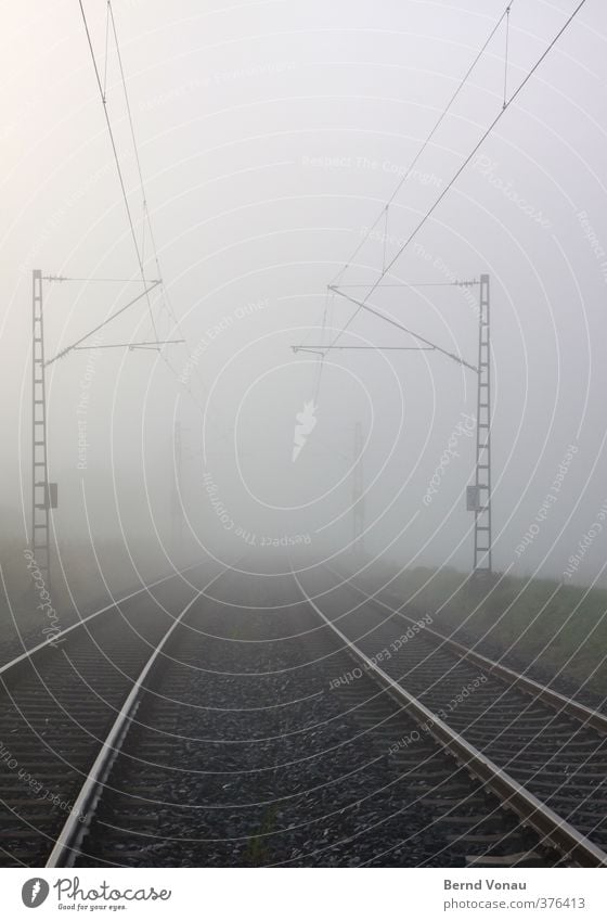 Reise ins Ungewisse Verkehrswege Bahnfahren Gleise Oberleitung Stein Metall Stahl Ziel Ferien & Urlaub & Reisen Blick blau gelb grau Neugier Ungewisse Zukunft