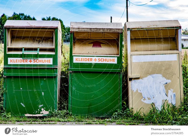 Stoffsammelbehälter für Recycling Behälter Kasten Wohltätigkeitsbehälter Großstadt Kleidung Kleiderdepot Kleiderrecycling Bekleidung abholen farbenfroh