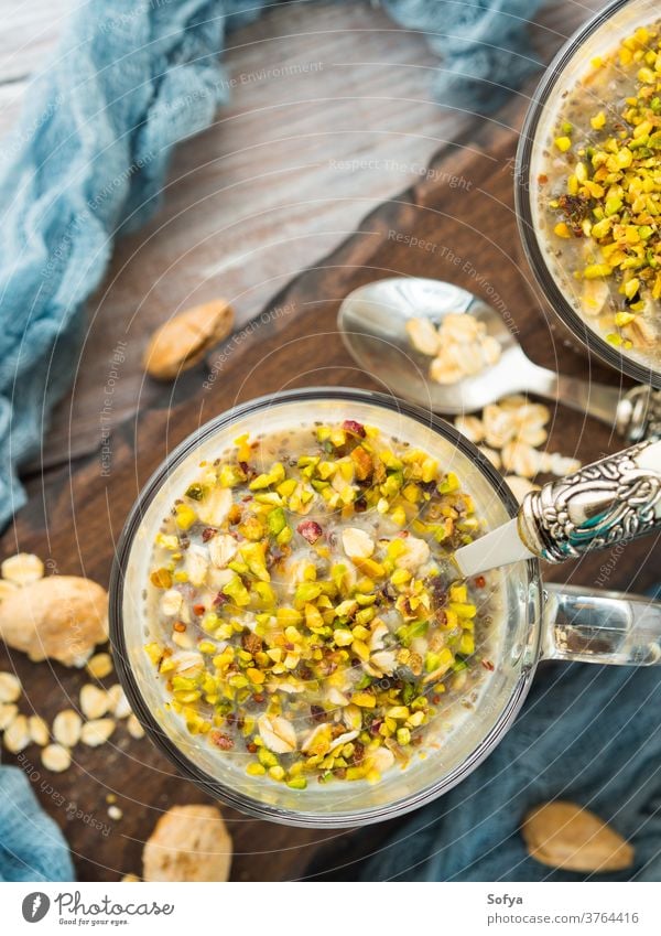 Chia-Hafer-Pudding mit Quinoa, Banane, Pistazie Frühstück gerollt Haferbrei Dessert Lebensmittel Glas Gesundheit Nut roh Vegetarier hölzern hausgemacht Diät