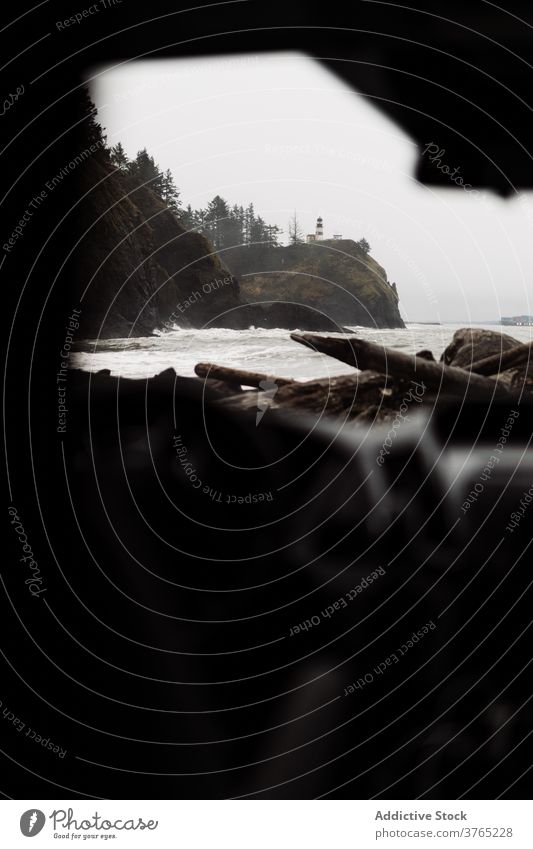 Auto geparkt in der Nähe von felsigen Ozean Küste Meer Mantel Felsen rau stürmisch PKW kalt bedeckt Ufer MEER winken grau wild trist Natur Wetter USA