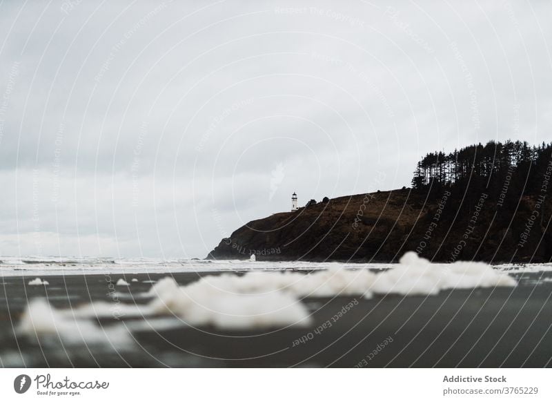 Scenery von Hügel in der Nähe von Meer am bewölkten Tag schäumen MEER Strand wolkig trist Meereslandschaft Landschaft grau Himmel USA amerika Vereinigte Staaten