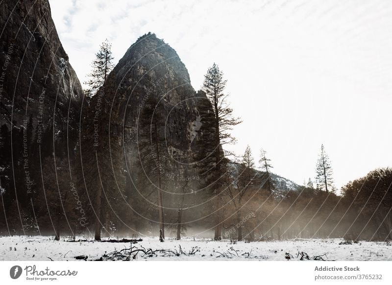 Friedlicher Blick auf die Berge im Winter Schneesturm Berge u. Gebirge Tal Hochland wolkig Natur Felsen Landschaft USA Vereinigte Staaten amerika malerisch